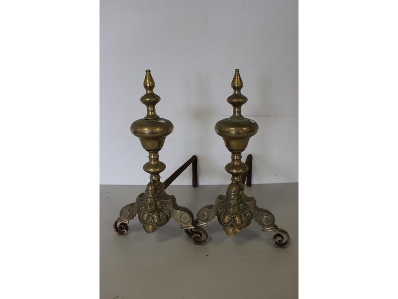 PAIRE DE CHENÊTS en bronze et laiton à décor...