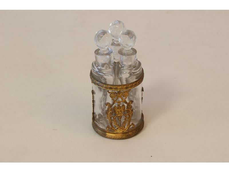 TROIS PETITS FLACONS en cristal dans une...