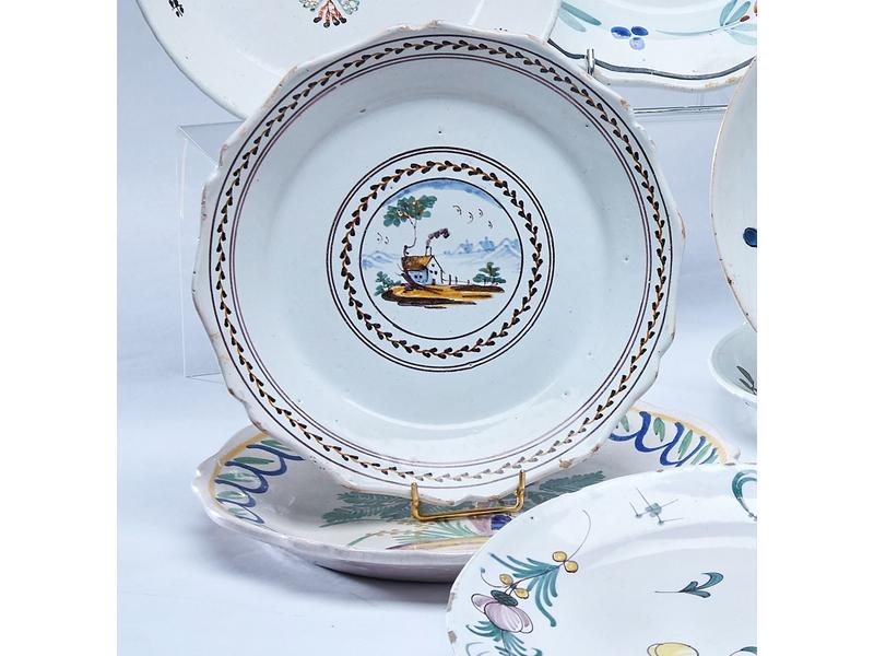 DEUX ASSIETTES en faïence émaillée, l'une...