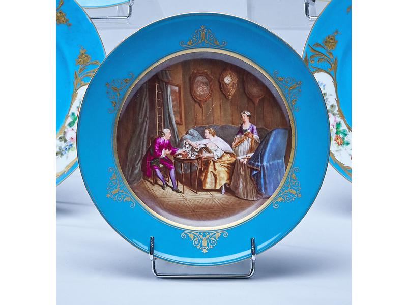ASSIETTE en porcelaine à décor émaillé polychrome...