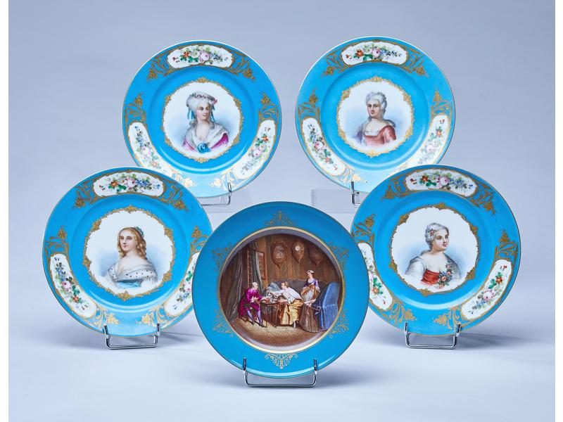 SUITE DE QUATRE ASSIETTES en porcelaine émaillée...