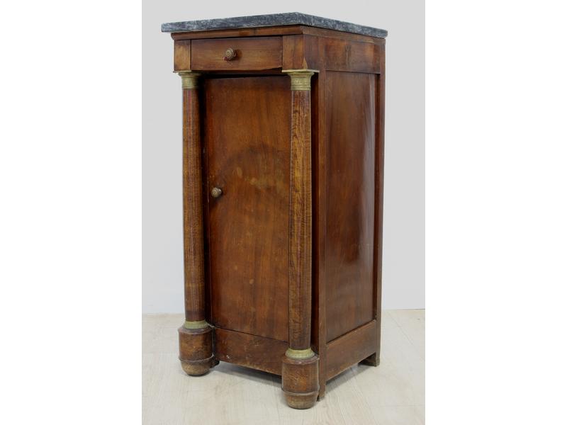 TABLE DE CHEVET de forme carrée en acajou...