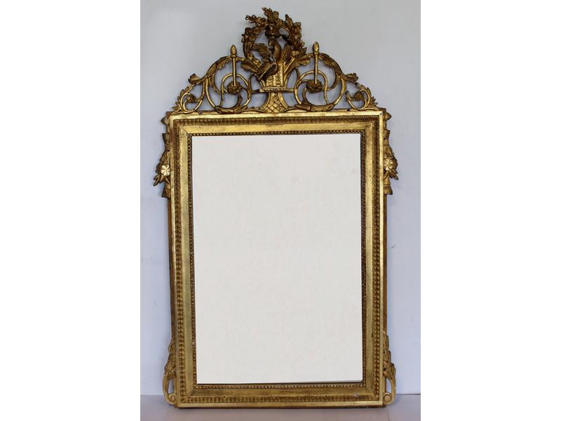 MIROIR rectangulaire dans un cadre en bois...