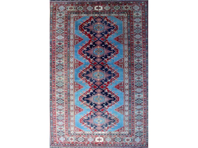 TAPIS en laine à décor de médaillons géométriques...