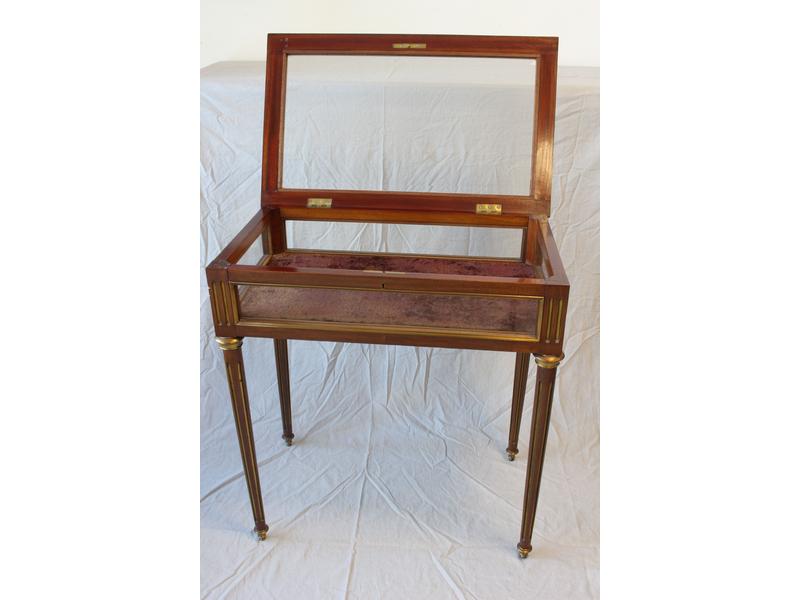 TABLE VITRINE rectangulaire en acajou et...