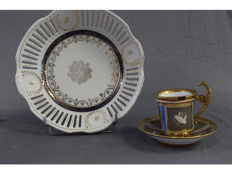 CORBEILLE en porcelaine à décor ajouré de...