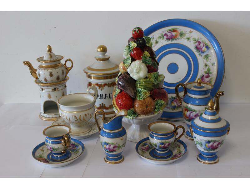 TÊTE A TÊTE en porcelaine à décor émaillé...
