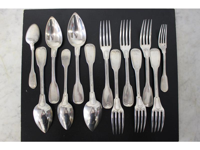 SIX FOURCHETTES ET CINQ CUILLIERES en argent,...