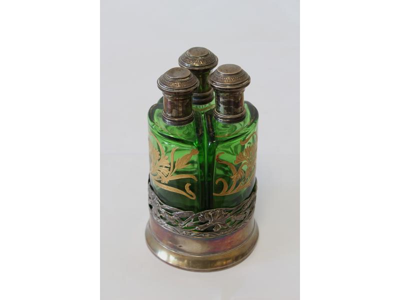 NECESSAIRE DE TROIS FLACONS en cristal teinté...