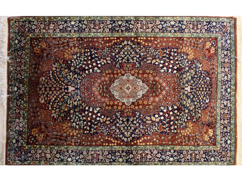 TAPIS en laine à décor de médaillons de rinceaux...