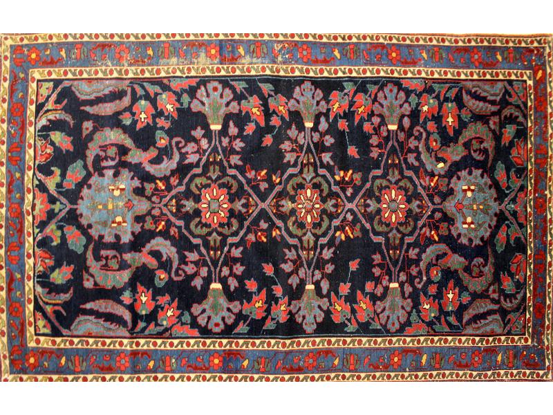 TAPIS rectangulaire en laine à décor stylisé...