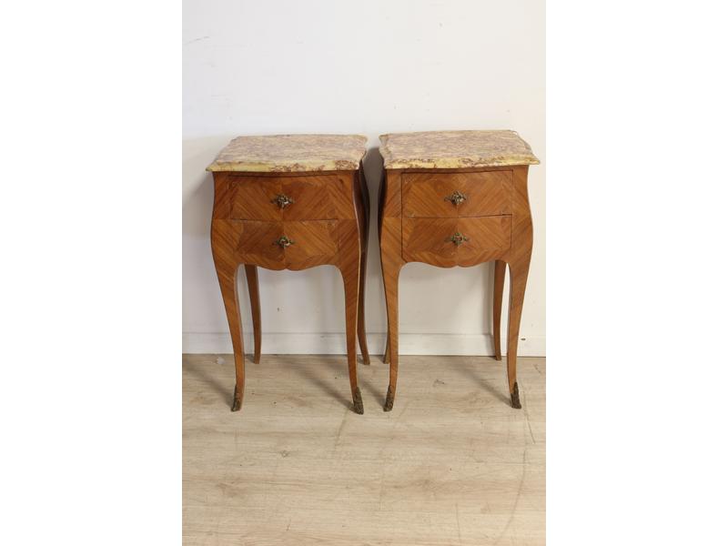PAIRE DE TABLES DE CHEVET chantournées en...