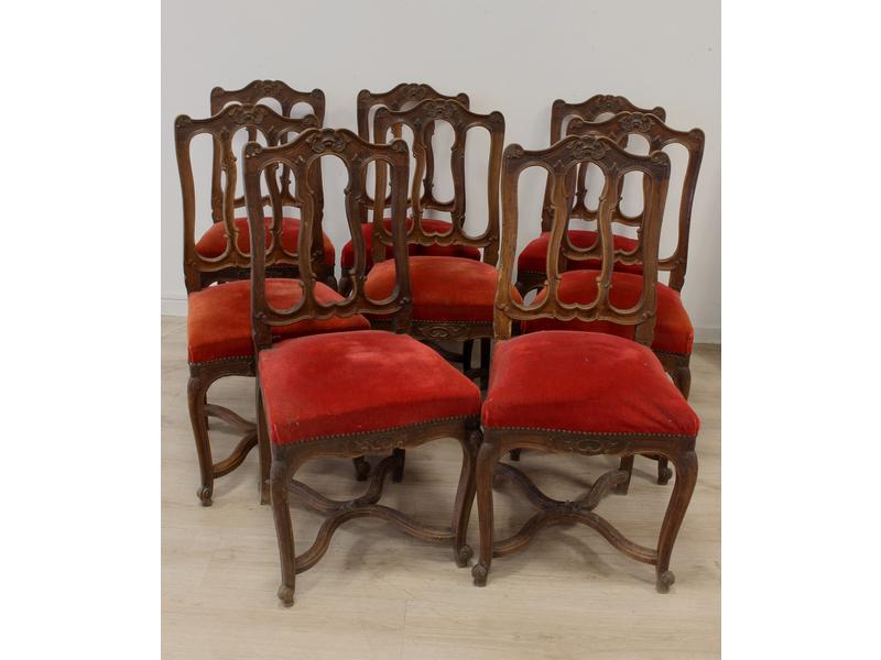 SUITE DE HUIT CHAISES  à dossier à barreaux...