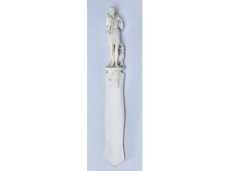 JOLI COUPE-PAPIER en ivoire sculpté à l'allégorie...