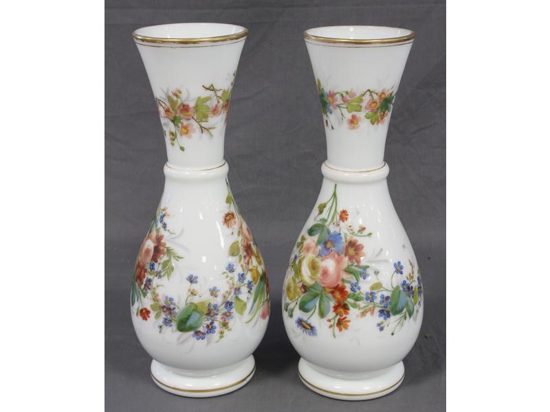 PAIRE DE VASES BALUSTRES en opaline blanche...