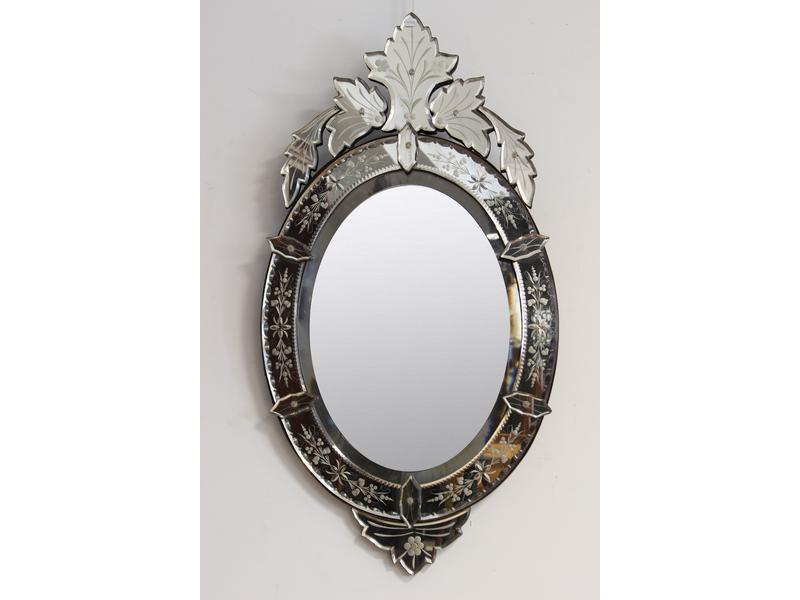 MIROIR ovale dit de Venise en verre gravé,...