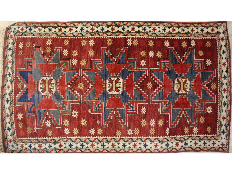 TAPIS rectangulaire en laine à décor de médaillons...