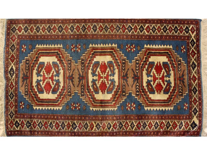 TAPIS rectangulaire à décor de médaillons...