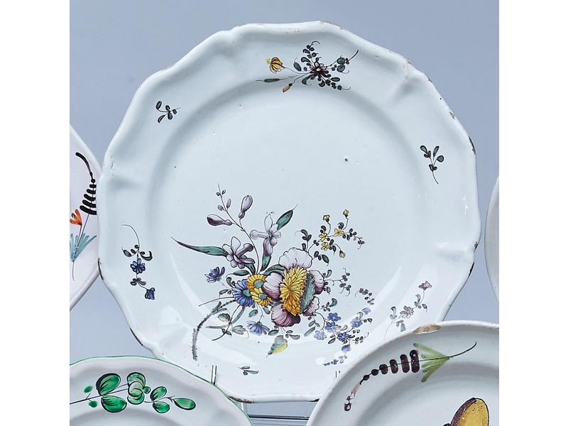 PLAT de forme chantournée en faïence à décor...