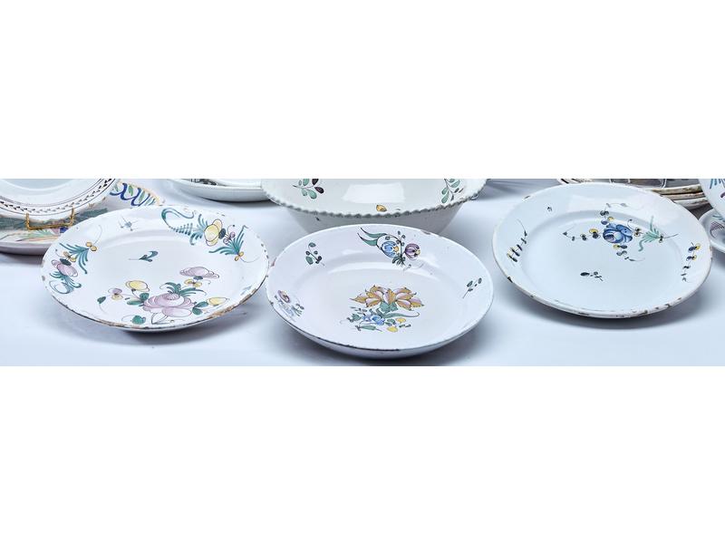 TROIS ASSIETTES en faïence à décor émaillé...