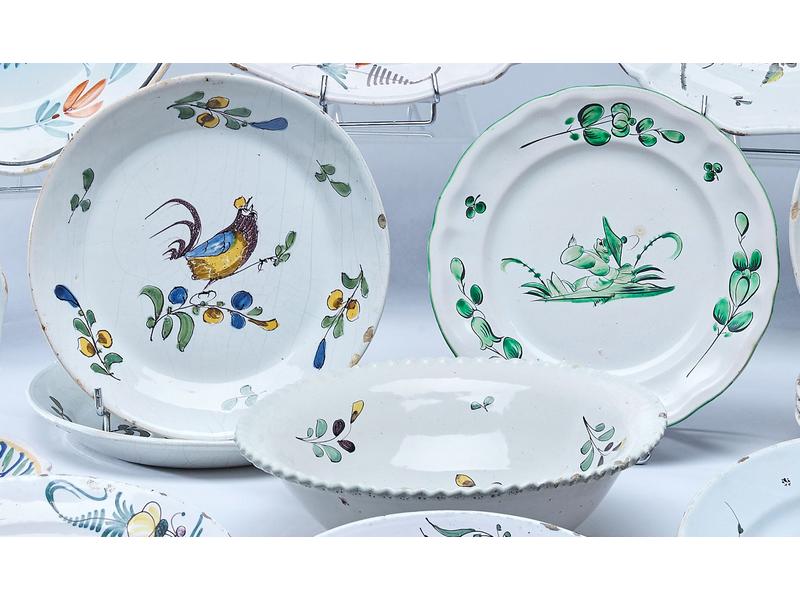 SALADIER et TROIS ASSIETTES en faïence émaillée,...