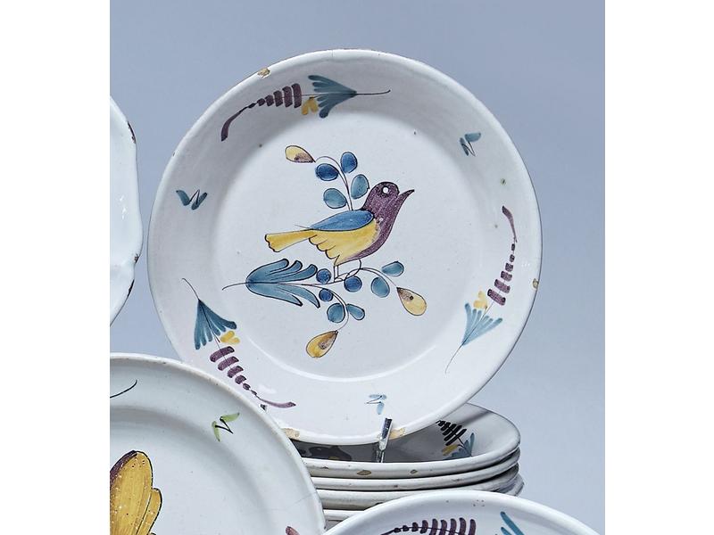 SUITE DE CINQ ASSIETTES en faïence à décor...