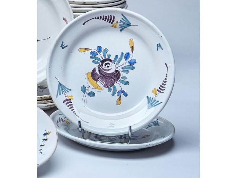 PAIRE D'ASSIETTES en faïence à décor polychrome...