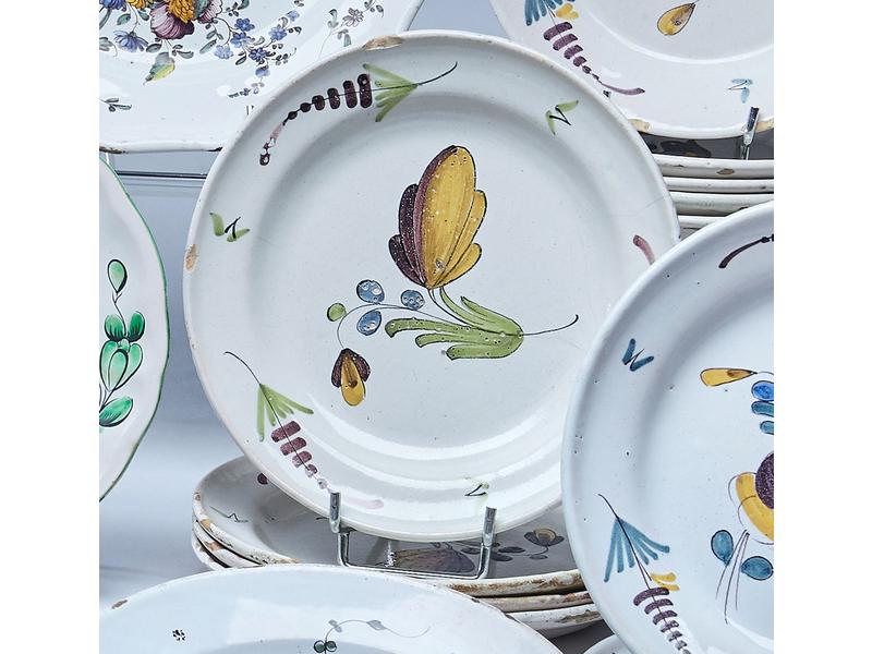 SUITE DE QUATRE ASSIETTES en faïence émaillée...