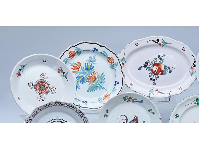 PLAT ovale (long. 32 cm) et DEUX ASSIETTES...