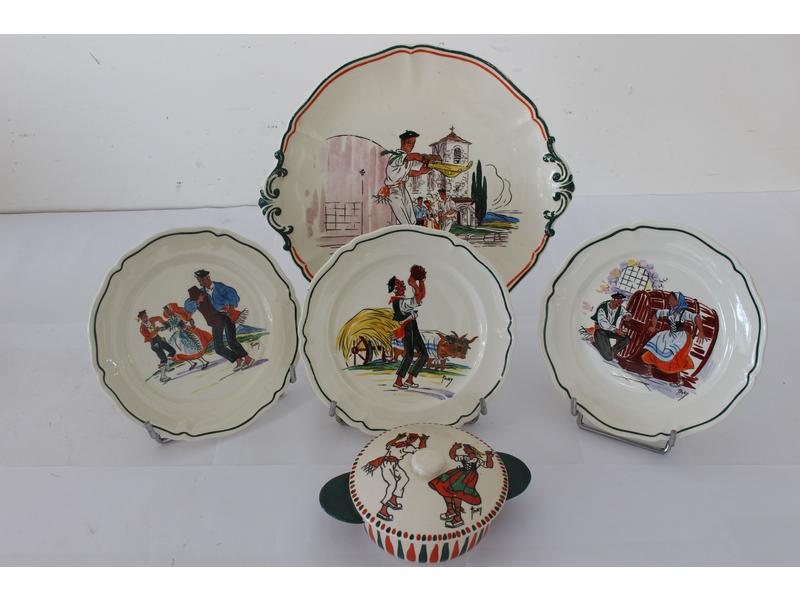 TROIS ASSIETTES A DESSERT, un PLAT A GATEAU...