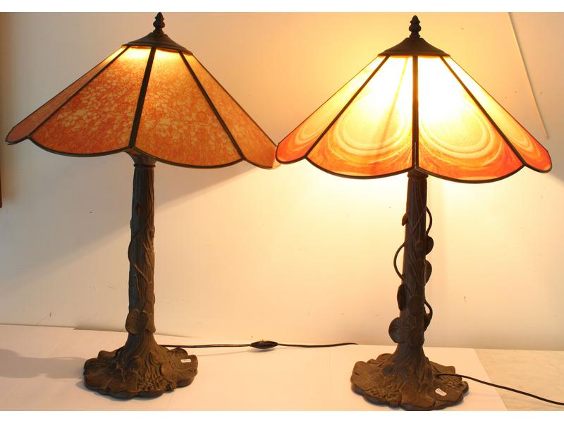 PAIRE DE LAMPES, le fût en régule à décor...