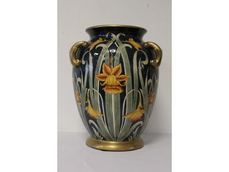 IMPORTANT VASE balustre à trois anses en...