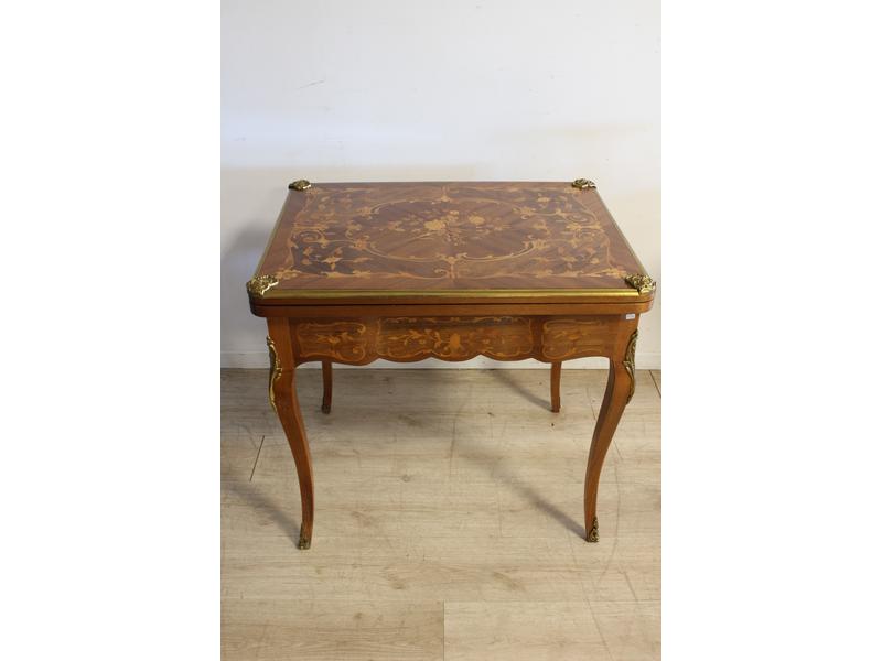 TABLE A JEUX rectangulaire en marqueterie...