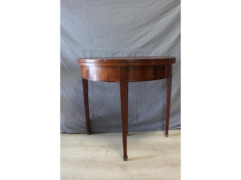 TABLE A JEUX demi-lune en acajou et placage...
