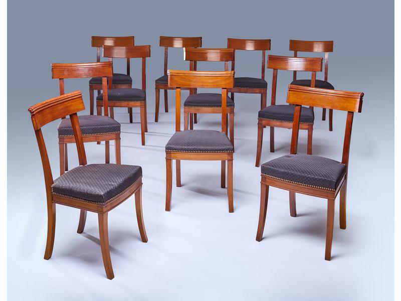 DOUZE CHAISES en acajou et placage d'acajou...
