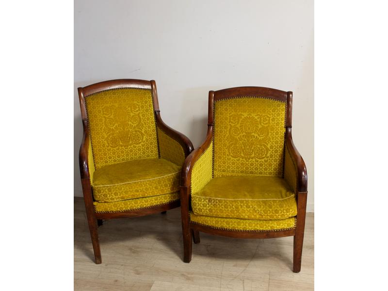 BERGERE en noyer façon acajou, pieds sab...
