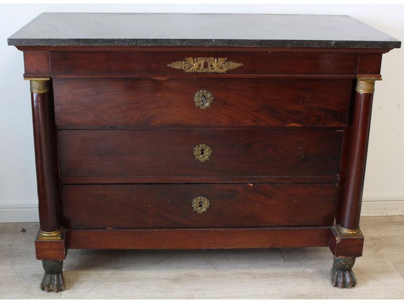 COMMODE en acajou et placage d'acajou ouvrant...