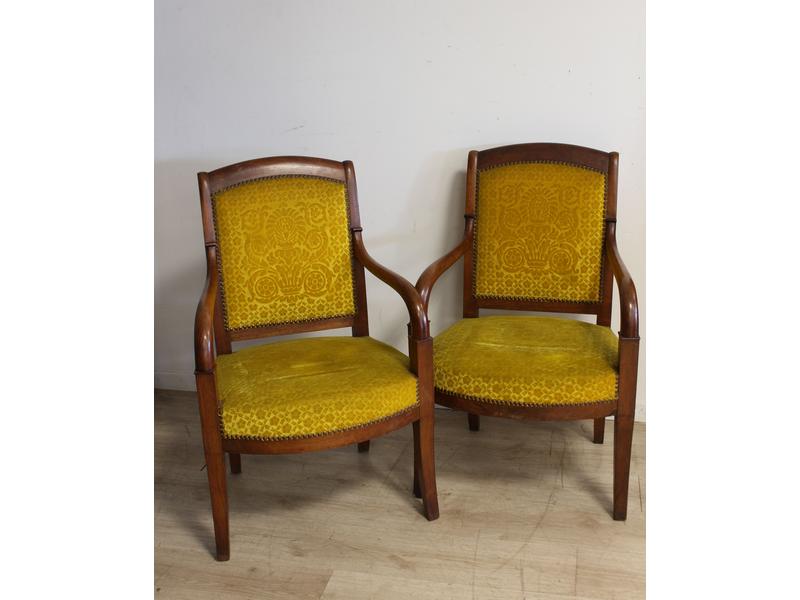 PAIRE DE FAUTEUILS en acajou et placage d'acajou,...