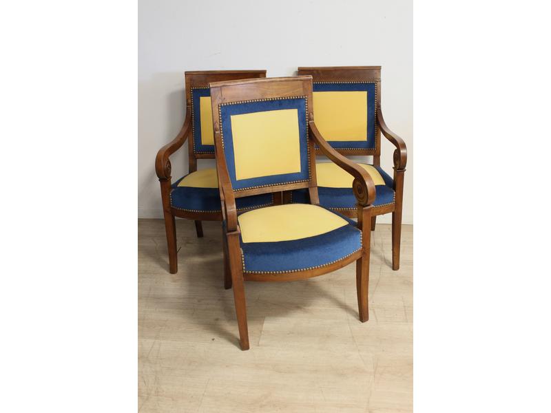 TROIS FAUTEUILS en merisier à accotoirs en...