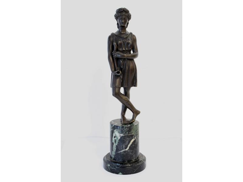 VESTALE en bronze en patine brune posant...