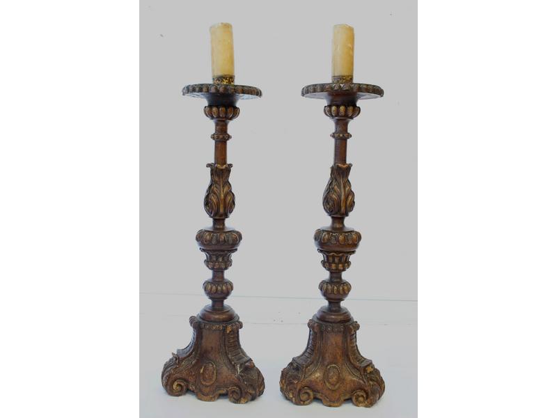 PAIRE DE PIQUE-CIERGES en chêne sculpté à...