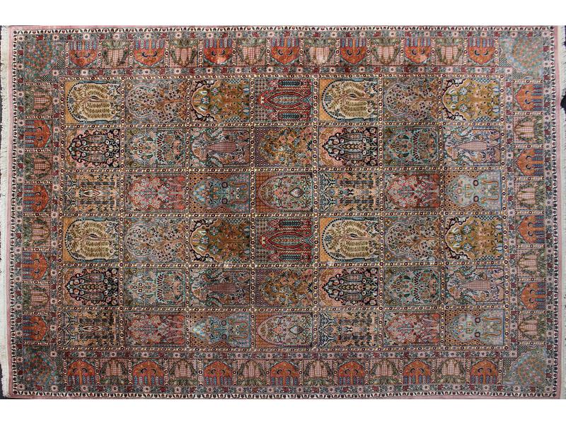 TAPIS rectangulaire en laine et soie à décor...