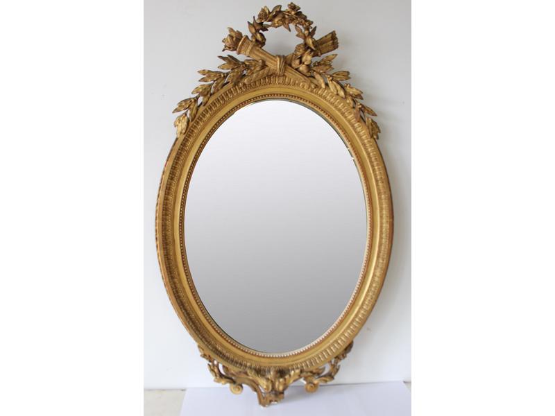 MIROIR ovale en bois et stuc doré à décor...