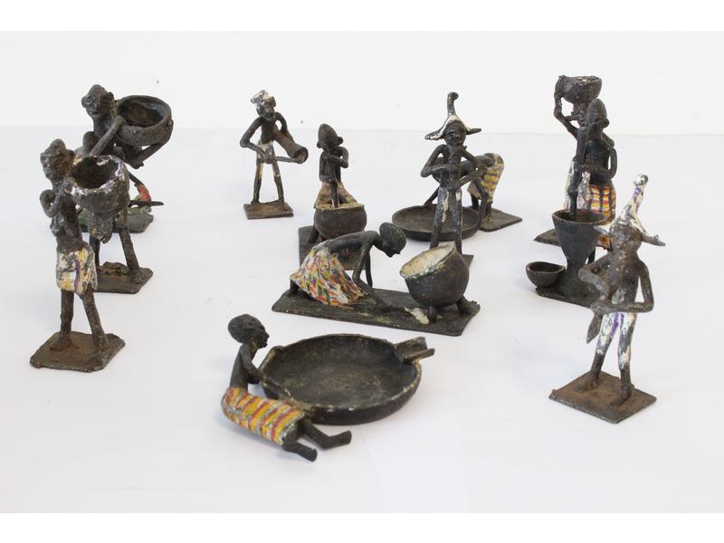 ENSEMBLE DE 12 FIGURINES en bronze patiné...