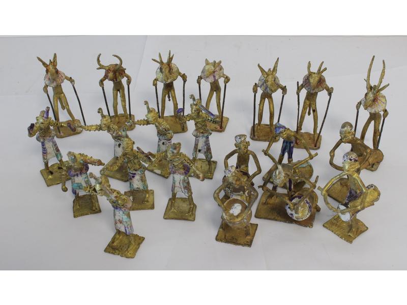 ENSEMBLE DE 21 FIGURINES en bronze patiné...