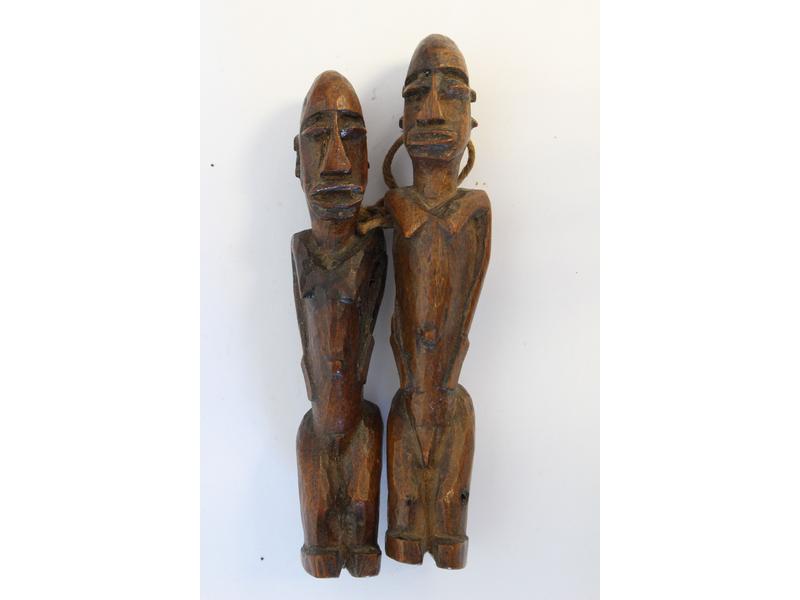 COUPLE DE PERSONNAGES type Batéba en bois...