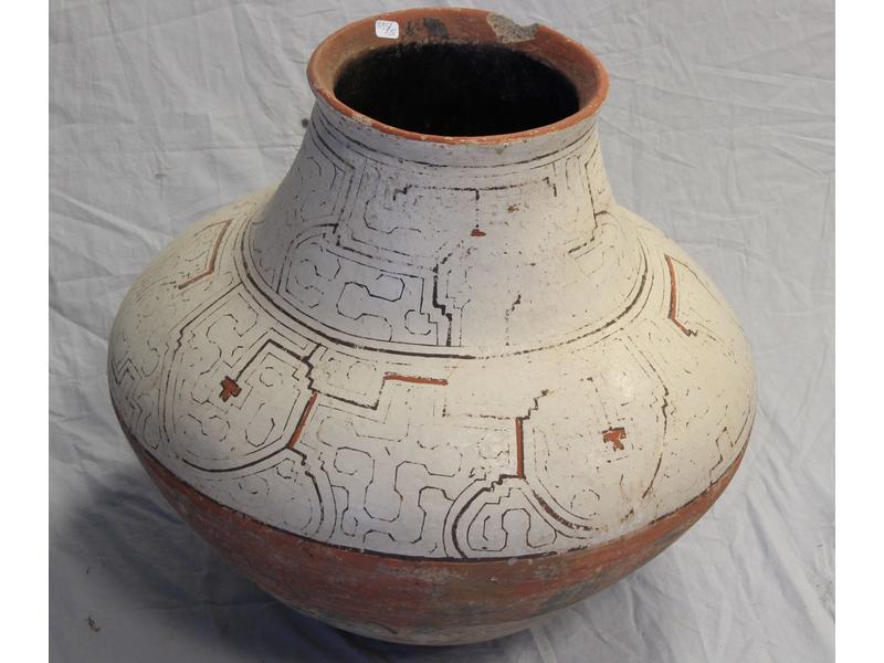 GRAND POT en terre cuite à décor de motifs...