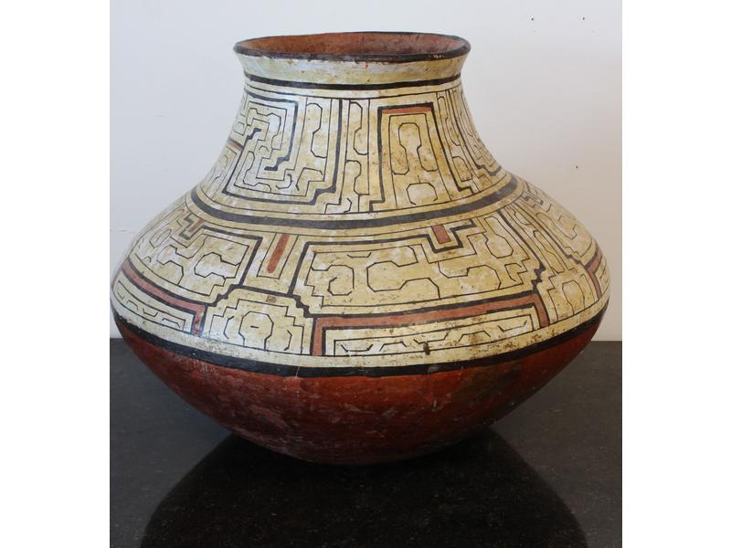 VASE en faïence à décor à motifs géométriques...