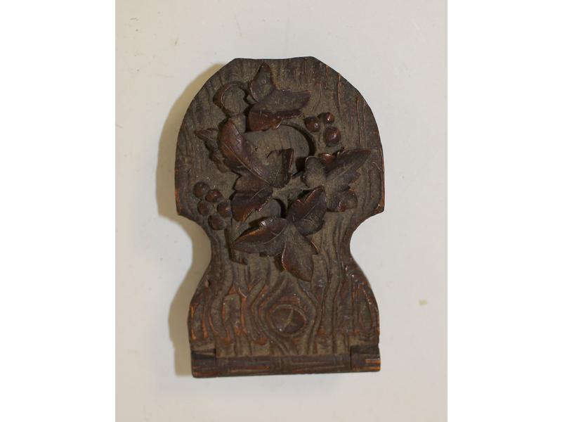 PORTE-MONTRE en bois sculpté à l'imitation...