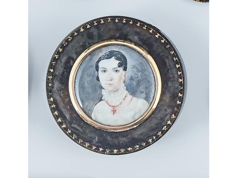 BOITE ronde en écaille à décor d'une miniature...